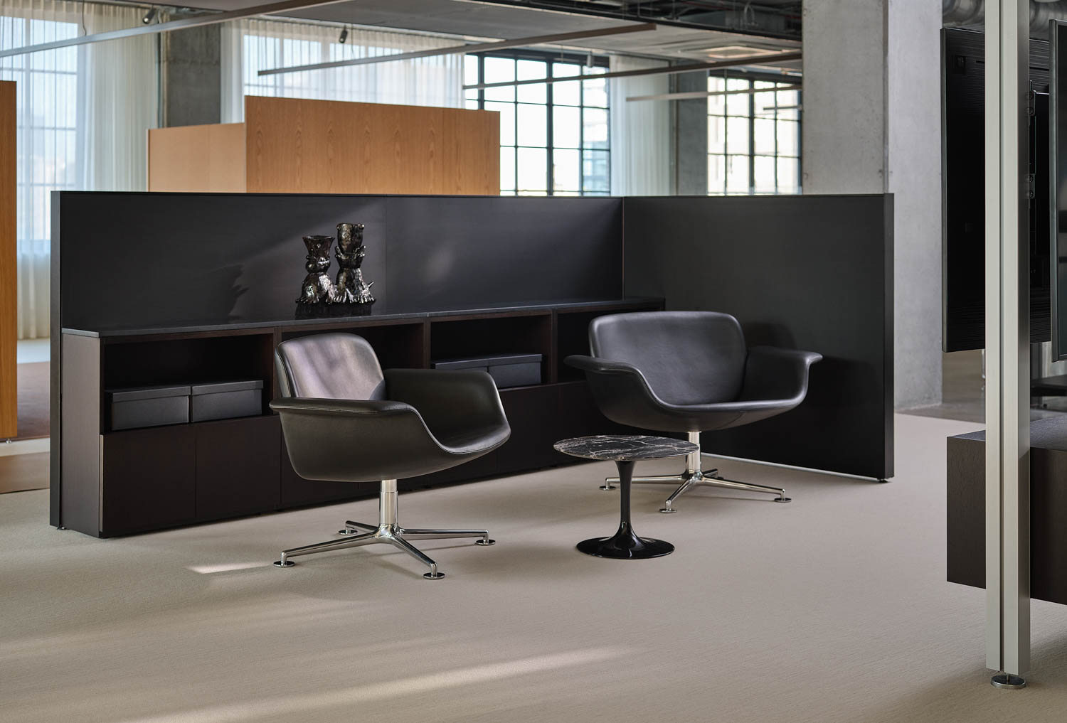 KN01 Swivel Lounge Chair Saarinen Side Table